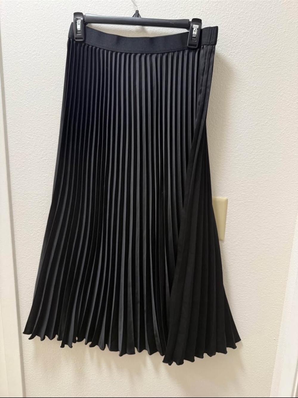 H&M Black Pleated Midi Skirt